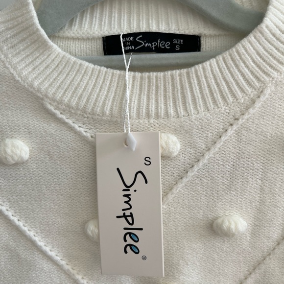 White sweater with pompons. - Picture 2 of 2